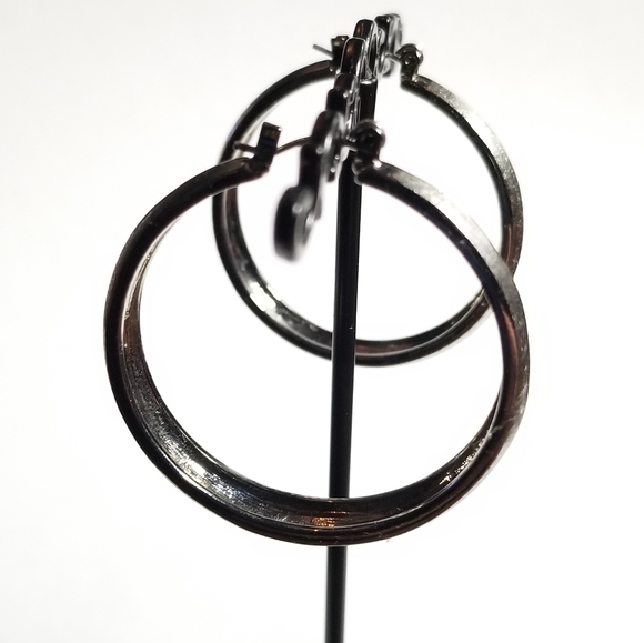 Relisted -Textured hoop earrings dark silver tone metal - Picture 3 of 10